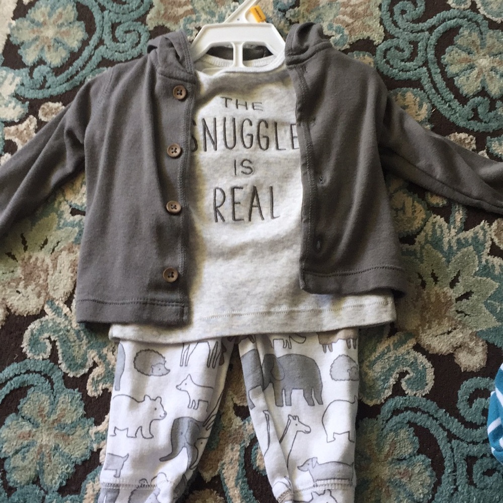 3 piece set never worn, smoke and pet free home